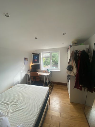 Sunny double room in SE8  Main Photo