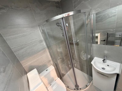 Stunning ensuite in Bournville Village Main Photo