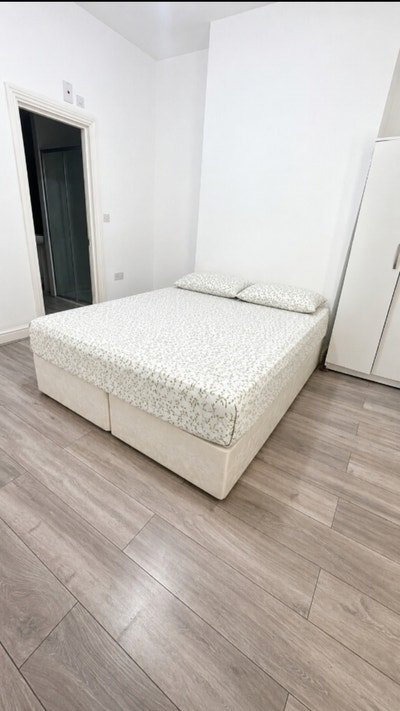 Ensuite Room couple allow bills included E6 Main Photo