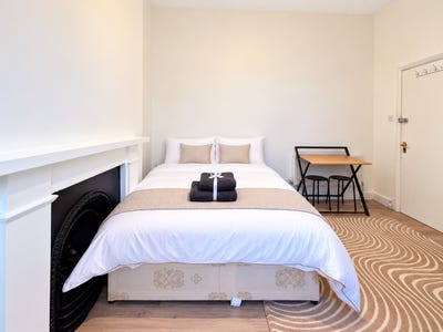 Ensuite Studio Available in Acton Main Photo
