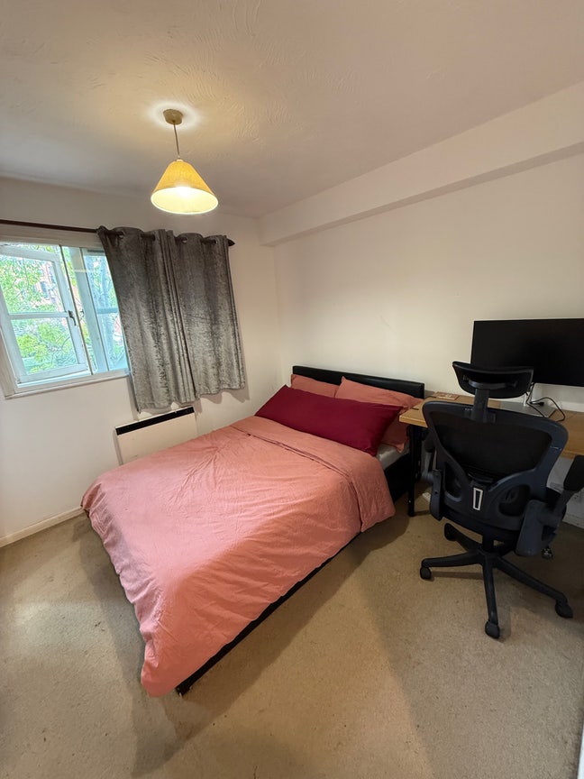 Double Room in Acton W3, Bills Incl, Near Tube Main Photo