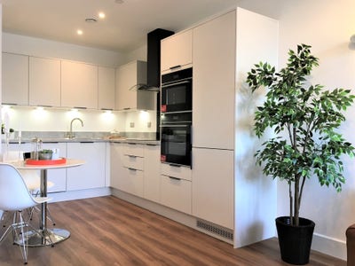 Cosy room & deluxe bathroom, 2-bed flat, early Nov Main Photo