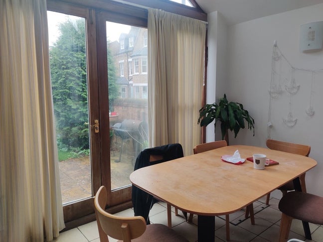 Well-lit room available in Jericho house share  Main Photo