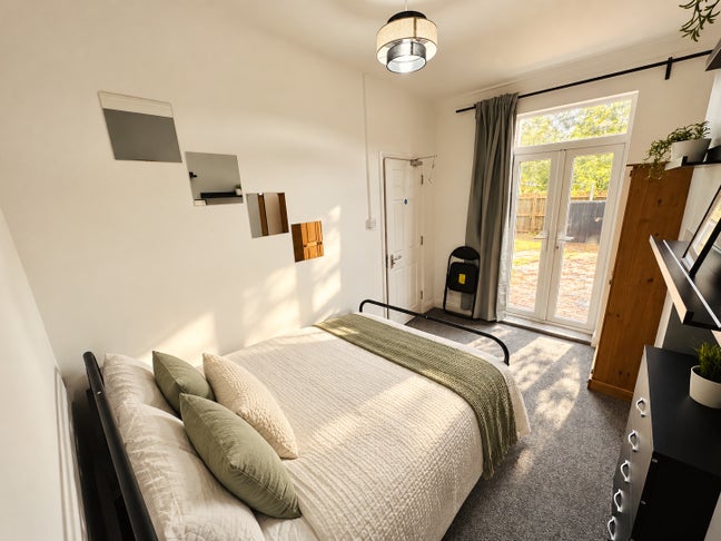 &pound;450 Bills Included | Double Room w/ Garden Access Main Photo