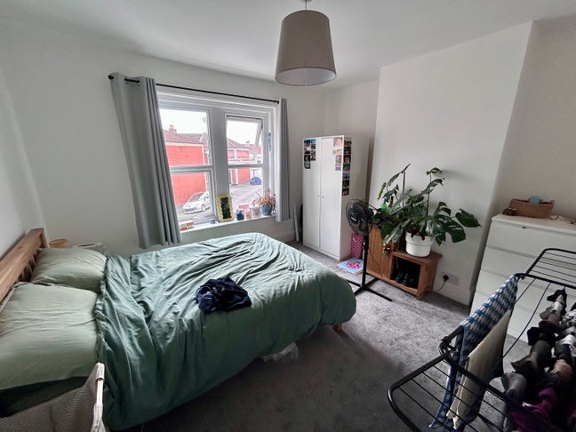 Sunny double bedroom Main Photo