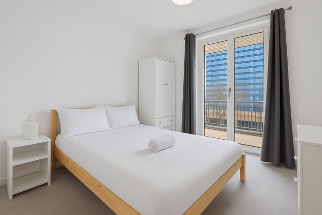 Beautiful Double bed in Modern 2 Bed Flat in E16 Main Photo