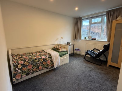 Double bed room for female, 5mins walk to junction Main Photo