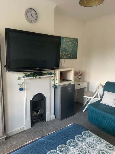 Double bedroom with shared bathroom/kitchen Main Photo