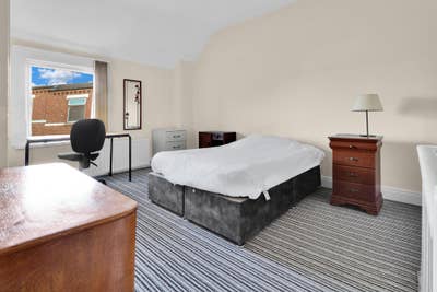 🏡 Spacious 4 bedroom house between the city centr Main Photo