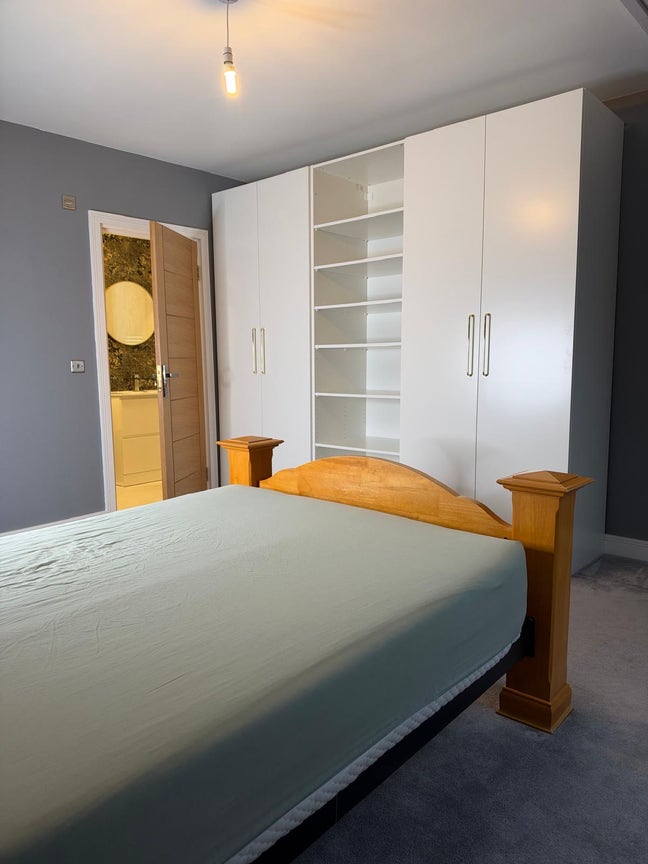 🏡 Spacious Furnished Double Loft Room with En-Sui Main Photo