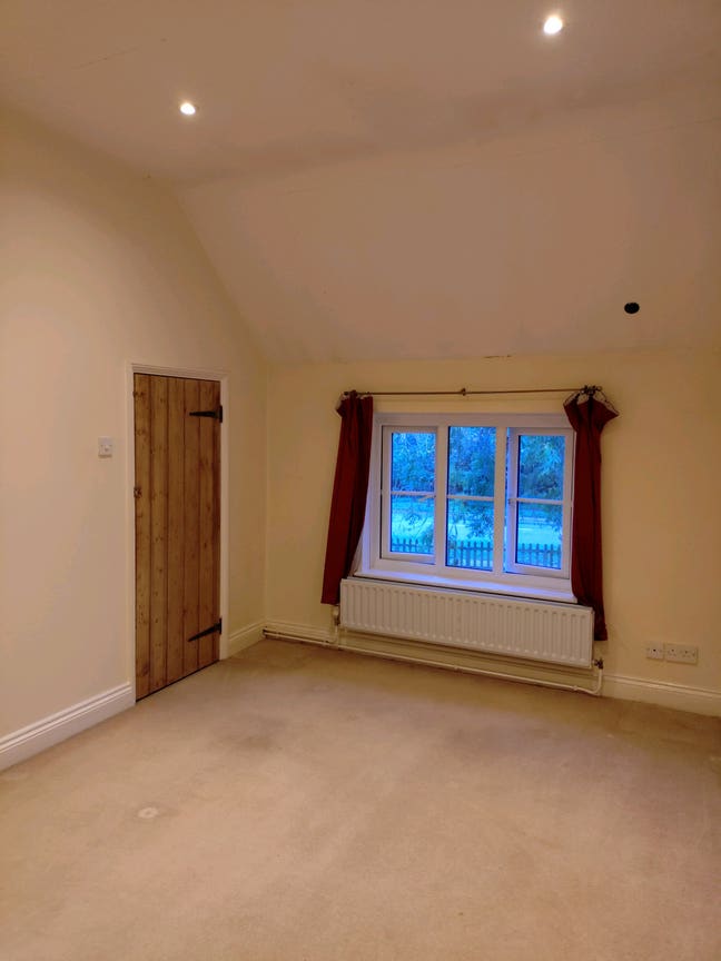 Spacious room in large house  Main Photo