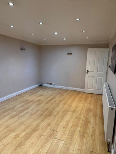 One-Bedroom Flat to Rent in Uxbridge, UB8 2PZ Main Photo