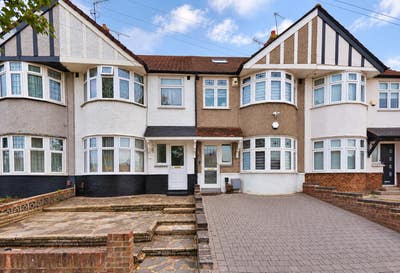 Newly Decorated 4-Bed Home – Chingford E4 Main Photo