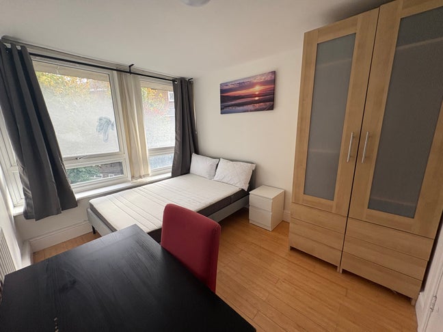 Lovely Room in Super Location  Main Photo