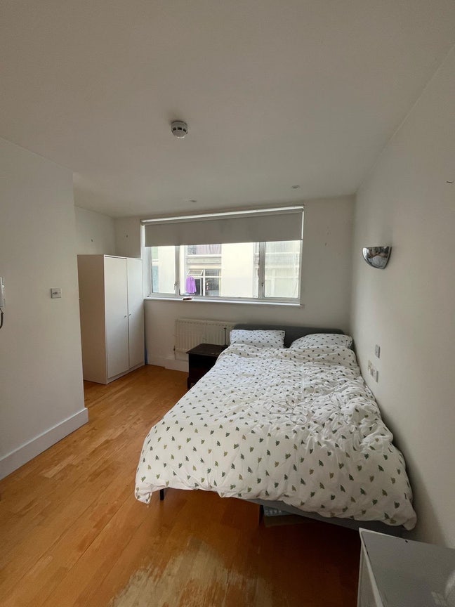 Double Room in a friendly townhouse in N7!  Main Photo