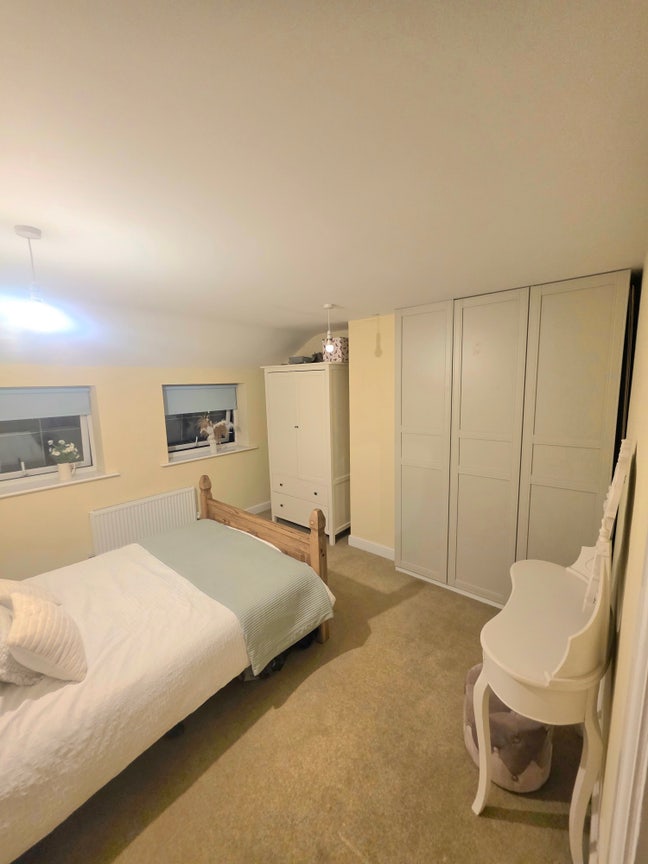 4 bedroom detached house with 1 large double room  Main Photo