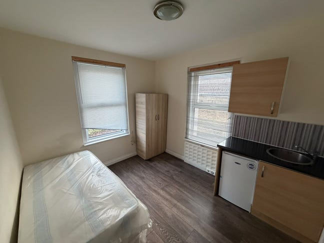 DSS - Studio Flat Available in Tottenham N17 Main Photo