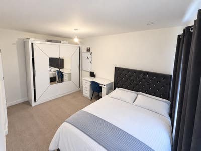 Spacious Furnished Room Available in a house  Main Photo