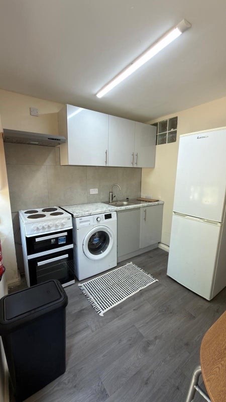 🏡 ✨ Large Studio Flat to Let in Wembley  Main Photo