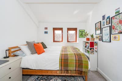 Double room to rent in two bed apartment Main Photo