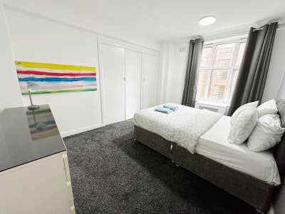 ✨ Spacious 3-Bedroom Flat Near Hyde Park  Main Photo