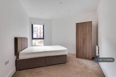 Room in a spacious 3 bed house Main Photo