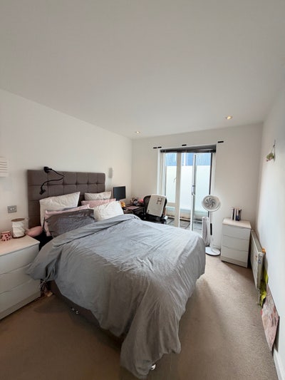 Modern central ensuite bedroom in Spitalfields  Main Photo