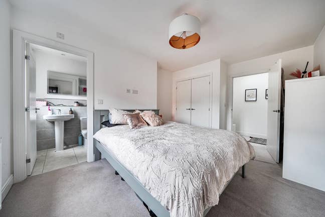 King room, 2-bed detached, car port, whole place* Main Photo