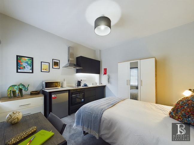 SHEPPARD ST - Stunning kitchenette studio  Main Photo