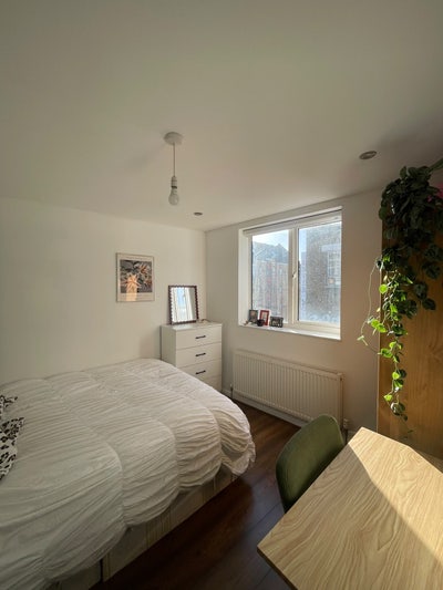 Light-filled furnished room in 3-bed townhouse Main Photo