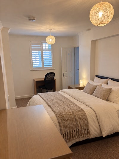 Move in today!! Ensuite rm, MPH 8m walk, parking, Main Photo
