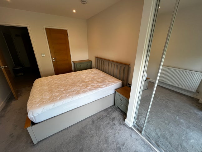 Large en-suite room with balcony, Ealing Main Photo