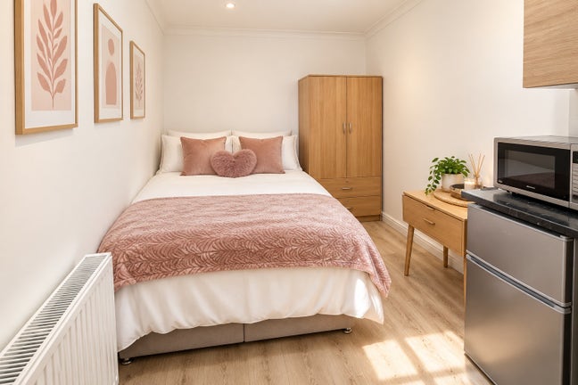 Small Self-Contained Studio Room to Rent (IG11 9Hf Main Photo