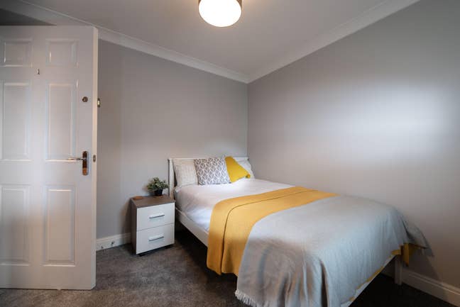Two Rooms Near Airbus, MOD & Rolls-Royce Main Photo