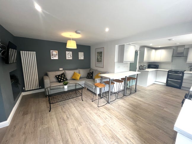 Lovely Large En-suite in high-end houshare Main Photo