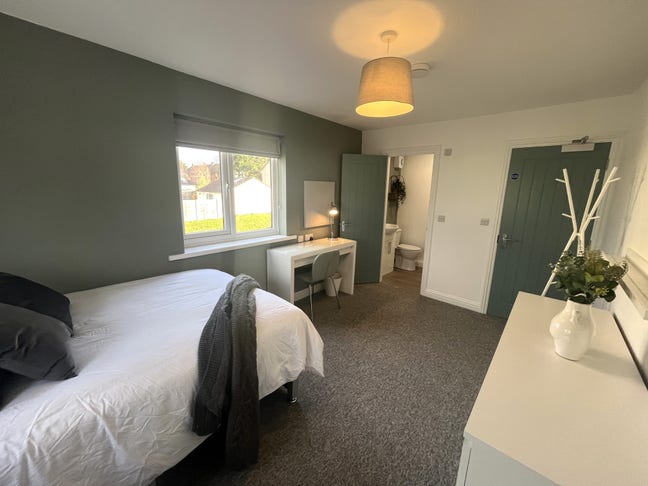 Modern En-suite Room with Easy Transport Access Main Photo