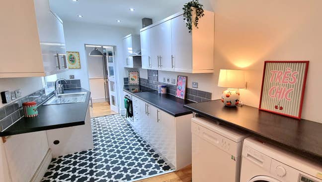 Spacious bedrooms are available in Beeston. Main Photo