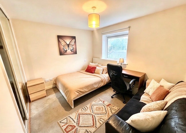 Fantastic Room - 3min to DLR & Amenities Here!  Main Photo