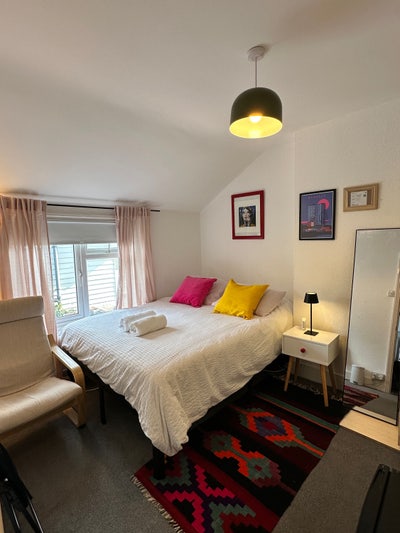 Lovely Room| Bills Included | Near QEQM & Beach Main Photo