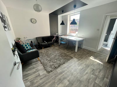 Conveniently Located Room to Rent. Main Photo