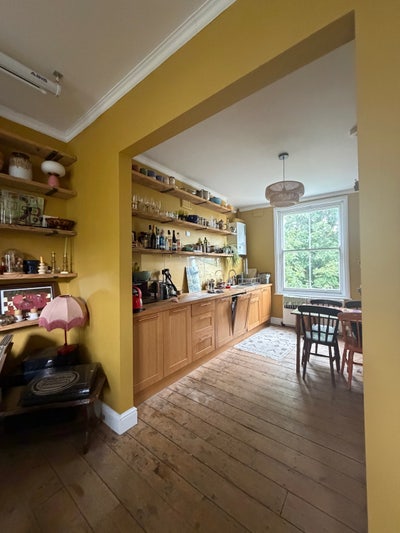 Gorgeous room in yellow house! Main Photo