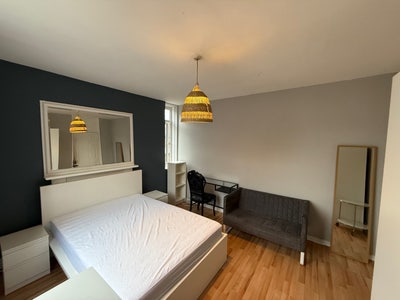 Lovely Room, Only 3 Mins Walk To Station! Main Photo