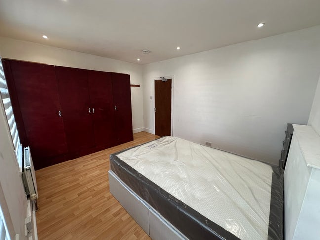 2 short term rooms available In large house  Main Photo