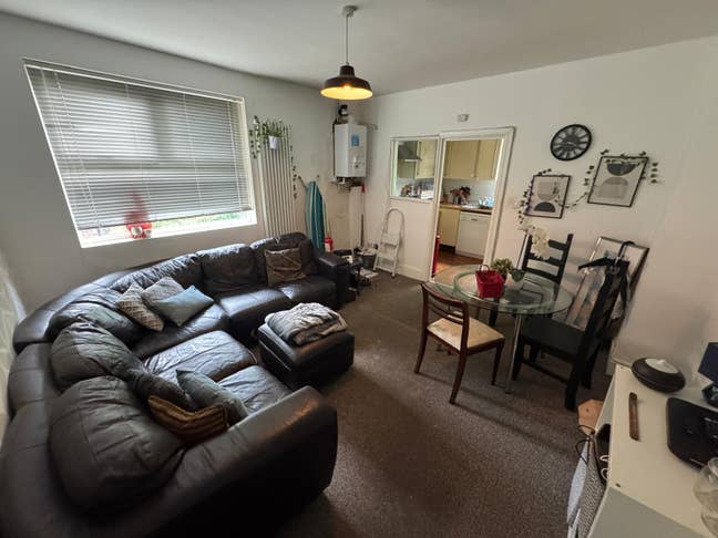 Spacious Room to Rent in Friendly House Share Main Photo
