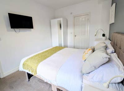 Ensuite * T.V. * near town, bus & train stations  Main Photo