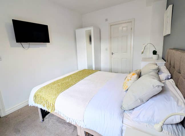 Ensuite * T.V. * near town, bus & train stations  Main Photo
