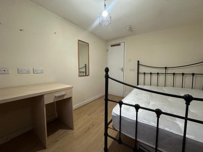 3 Double rooms Available in E15 (BILLS INC) Main Photo