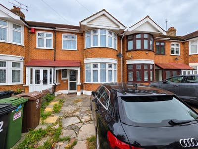 Big house with huge garden and driveway Main Photo