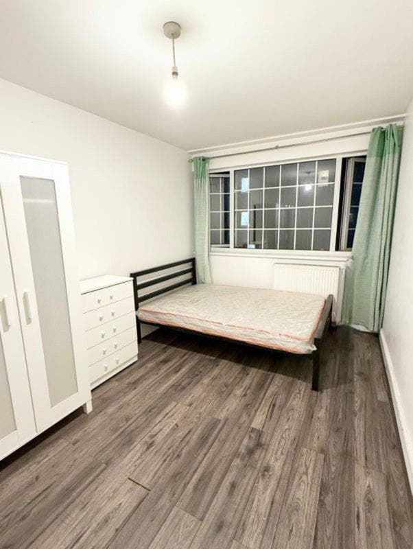 Bright & Spacious Double Room Available in E1 Main Photo