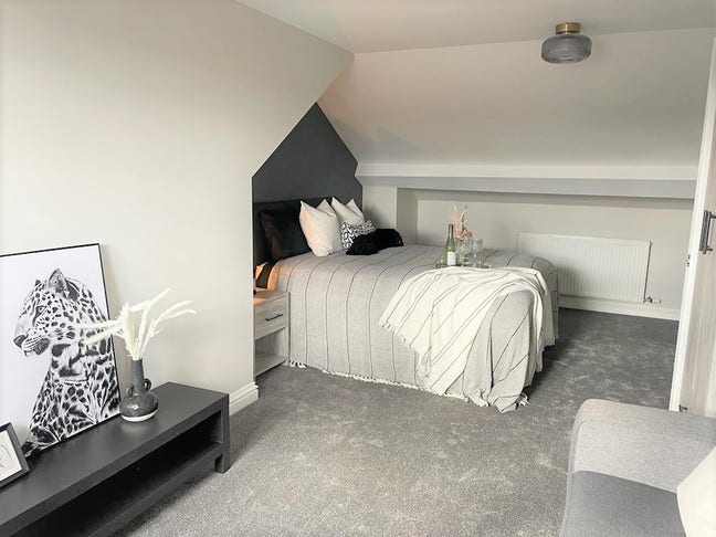 Large Ensuite Attic Room  Main Photo